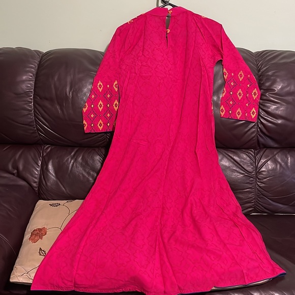 It is small for me. Indian Kurti, bright pink color with printed design 3/4 slee - Picture 8 of 13